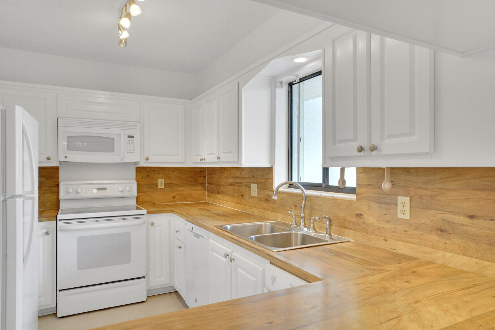 12524 Shoreline Drive 202