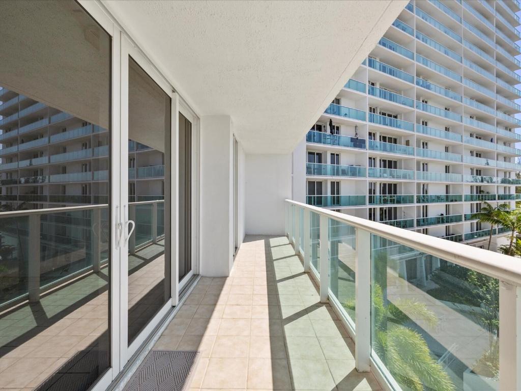 100 Bayview Drive 423