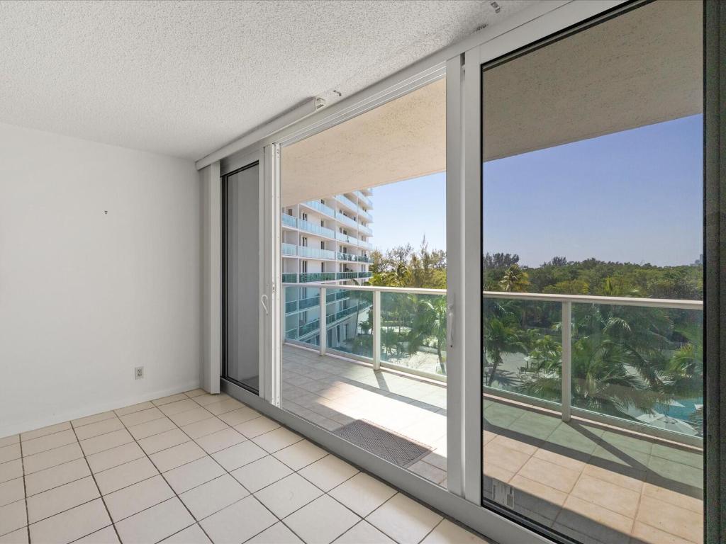 100 Bayview Drive 423