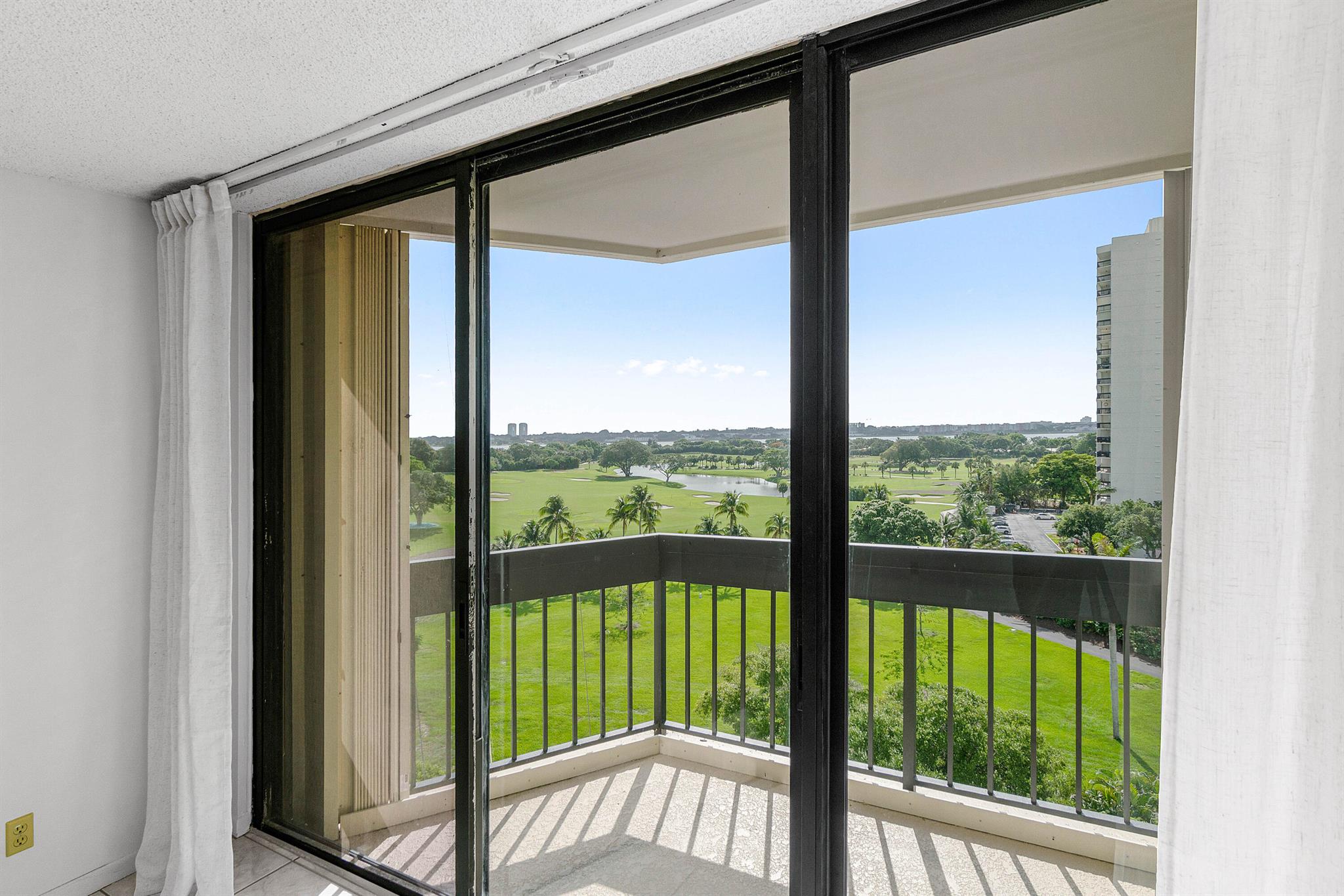 2400 Presidential Way 903