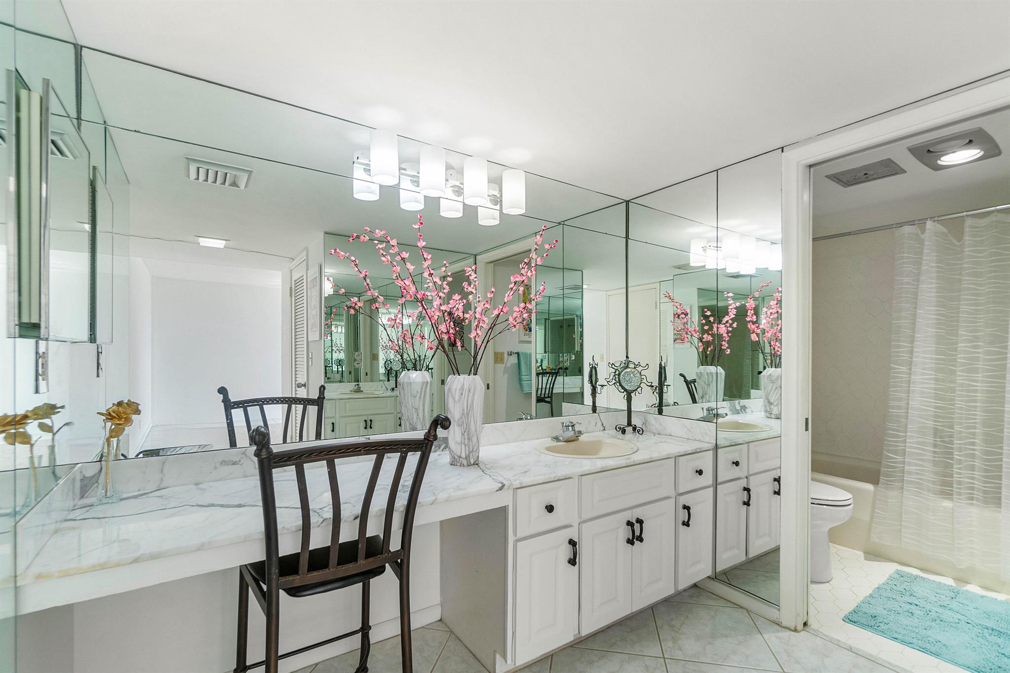 2400 Presidential Way 903