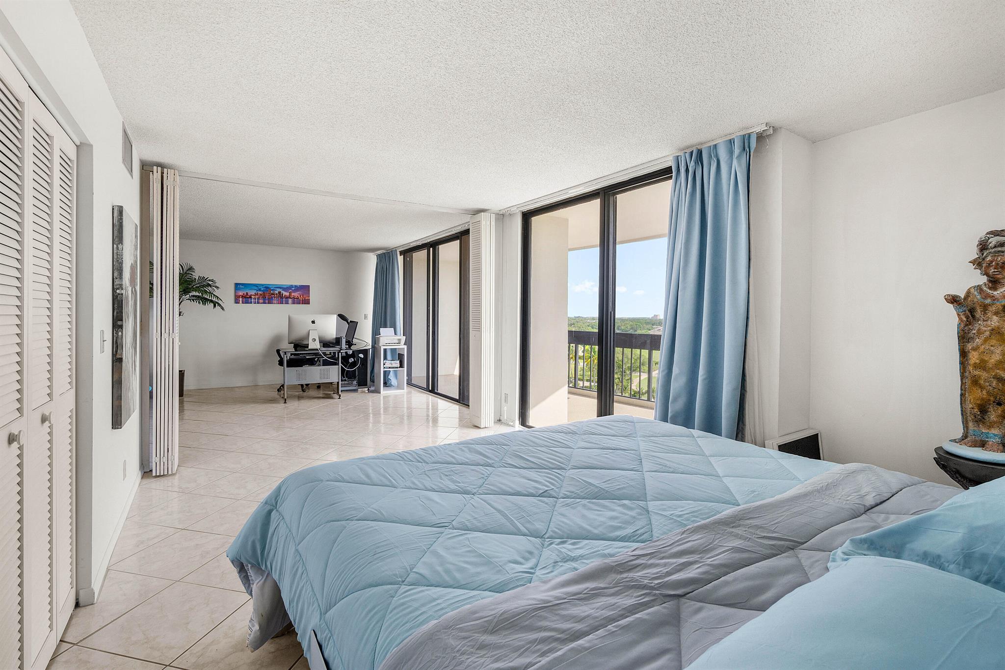 2400 Presidential Way 903