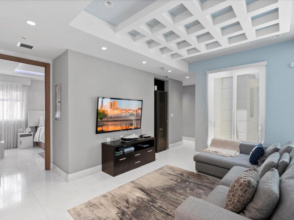 3917 S Le Jeune Road