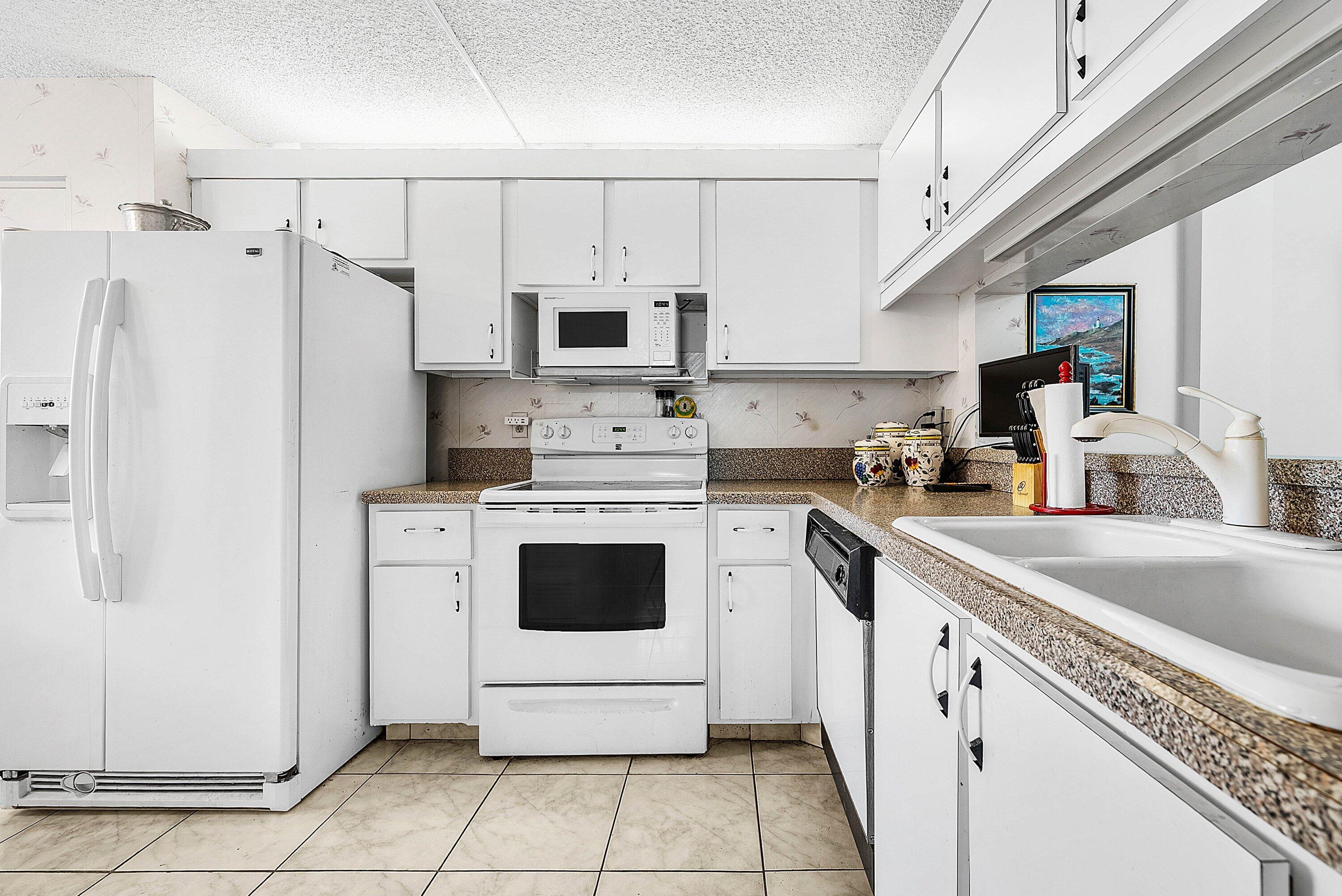 3146 Via Poinciana 307