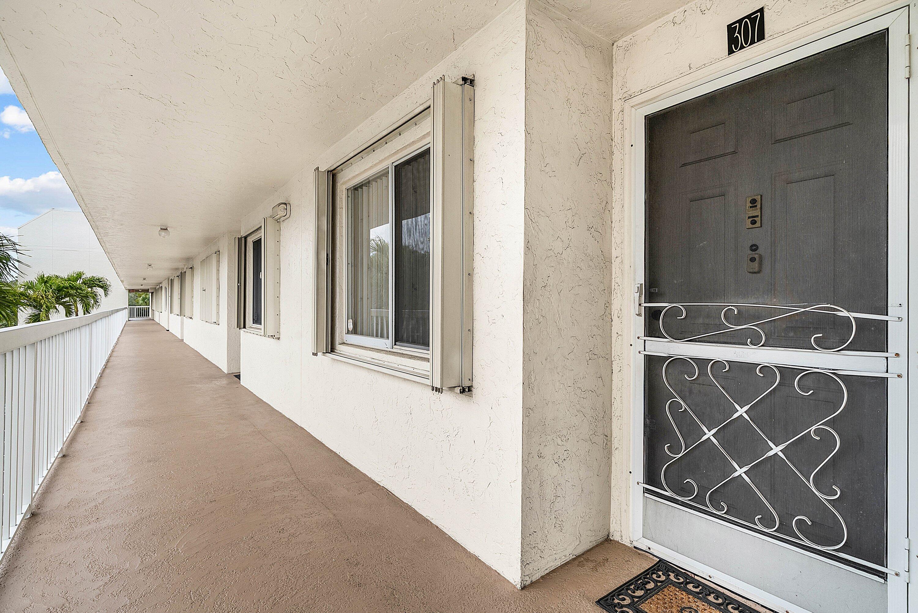 3146 Via Poinciana 307