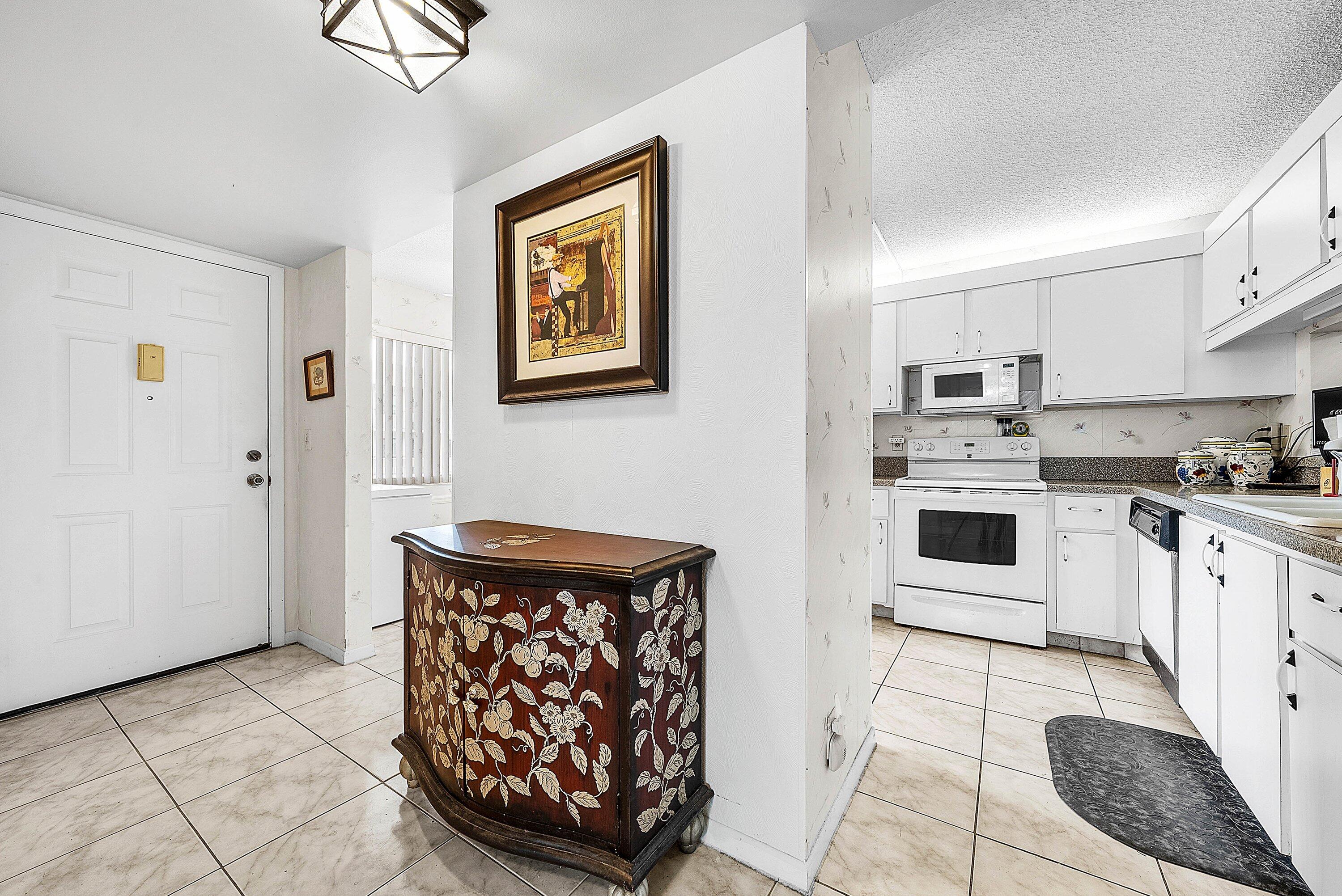 3146 Via Poinciana 307