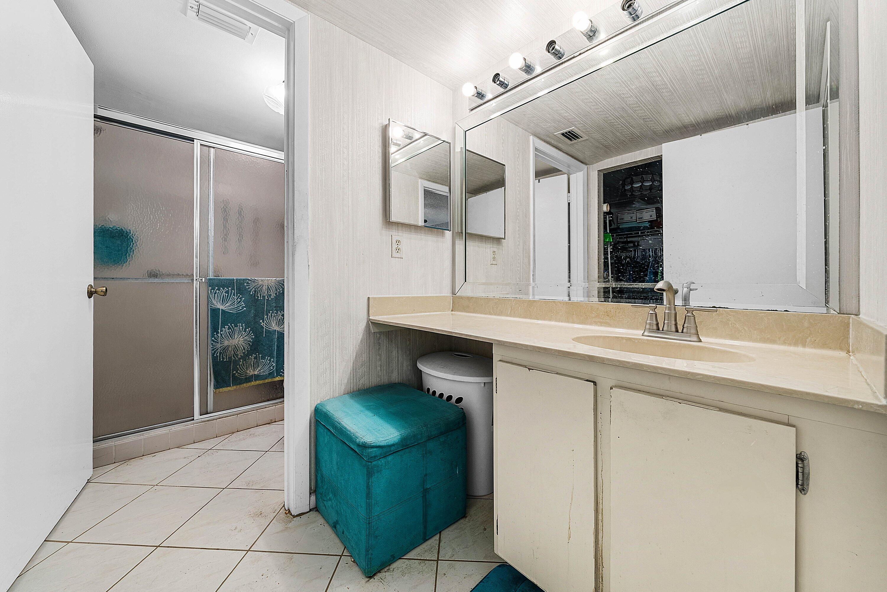 3146 Via Poinciana 307