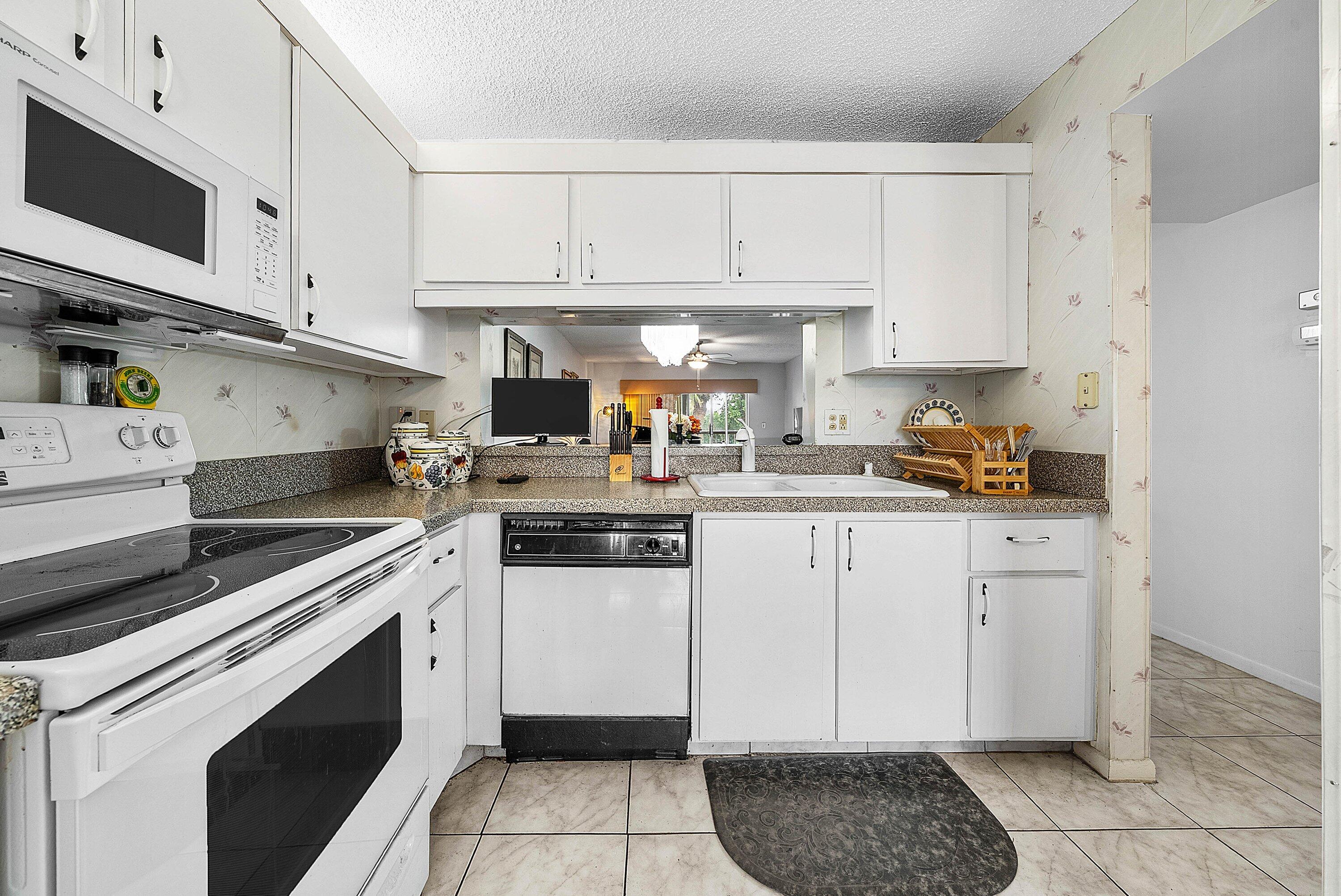 3146 Via Poinciana 307