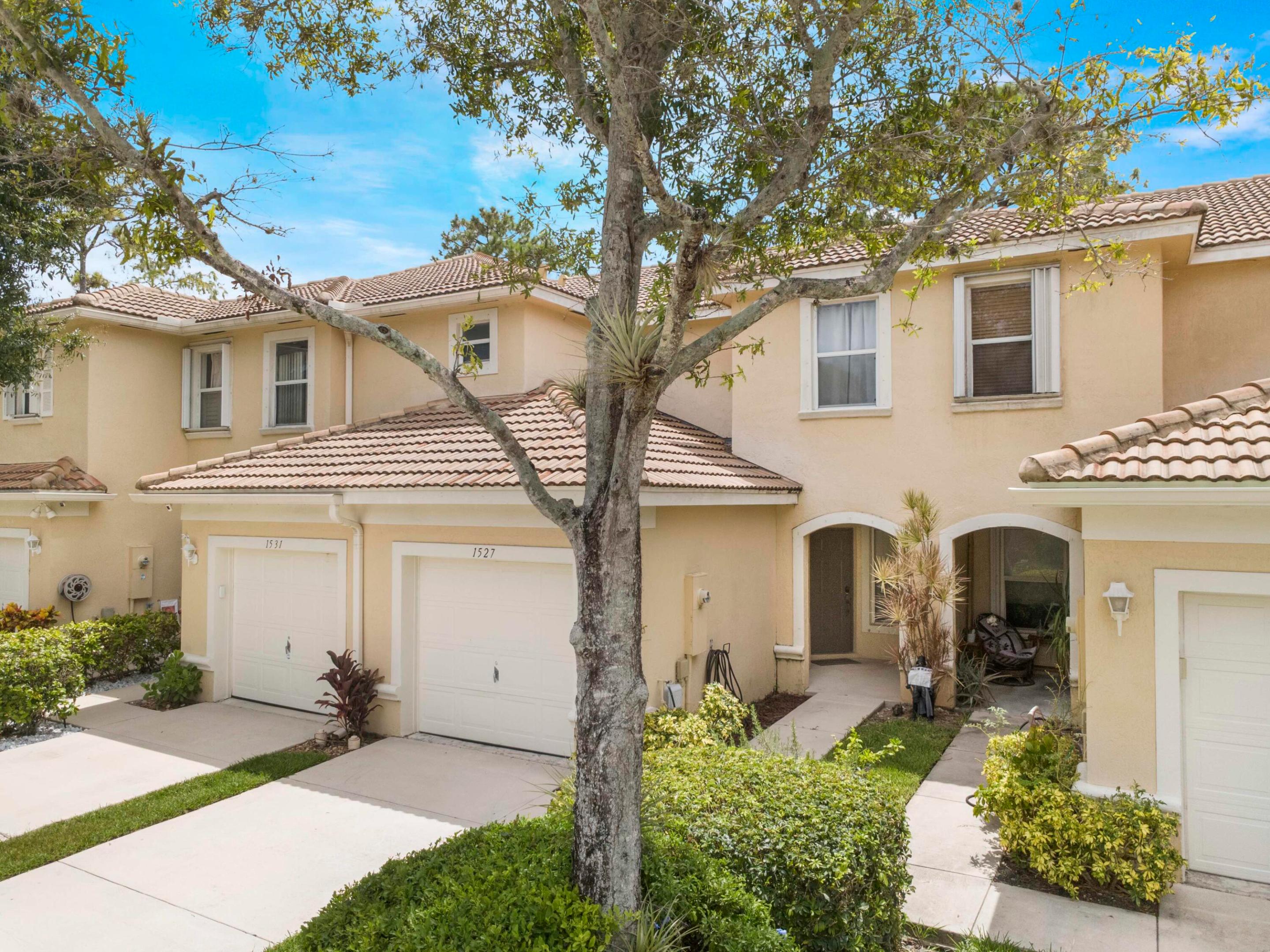 1527 Barrymore Court