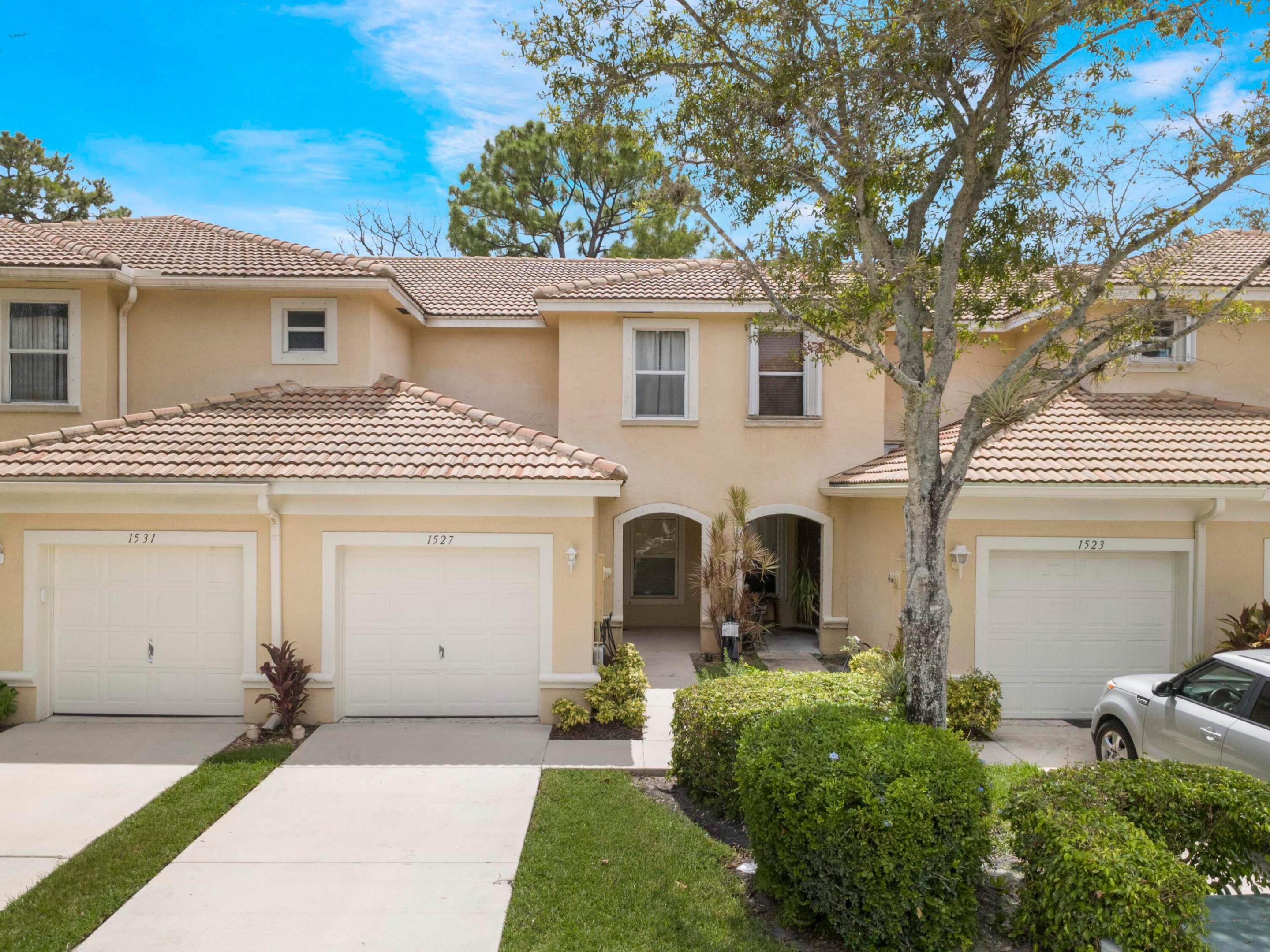1527 Barrymore Court