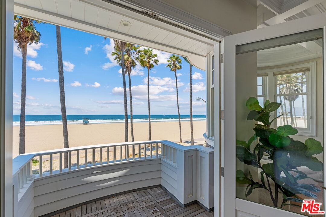 2705 Ocean Front Walk