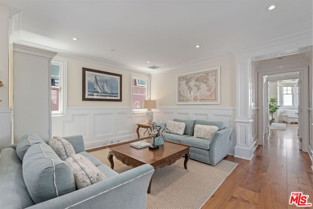 2705 Ocean Front Walk