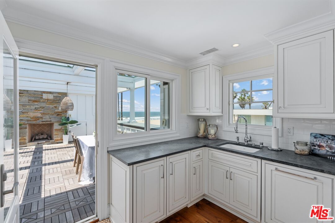 2705 Ocean Front Walk