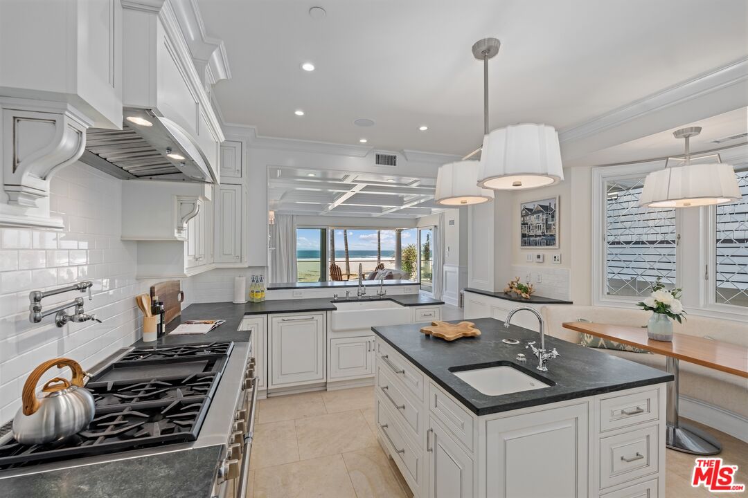 2705 Ocean Front Walk