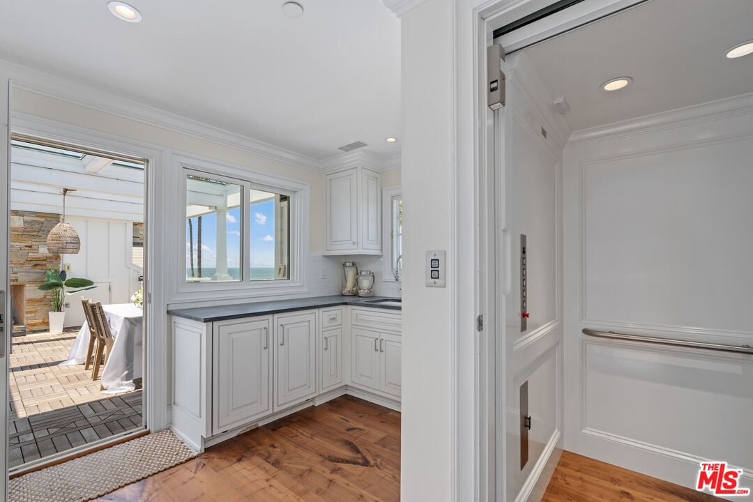2705 Ocean Front Walk
