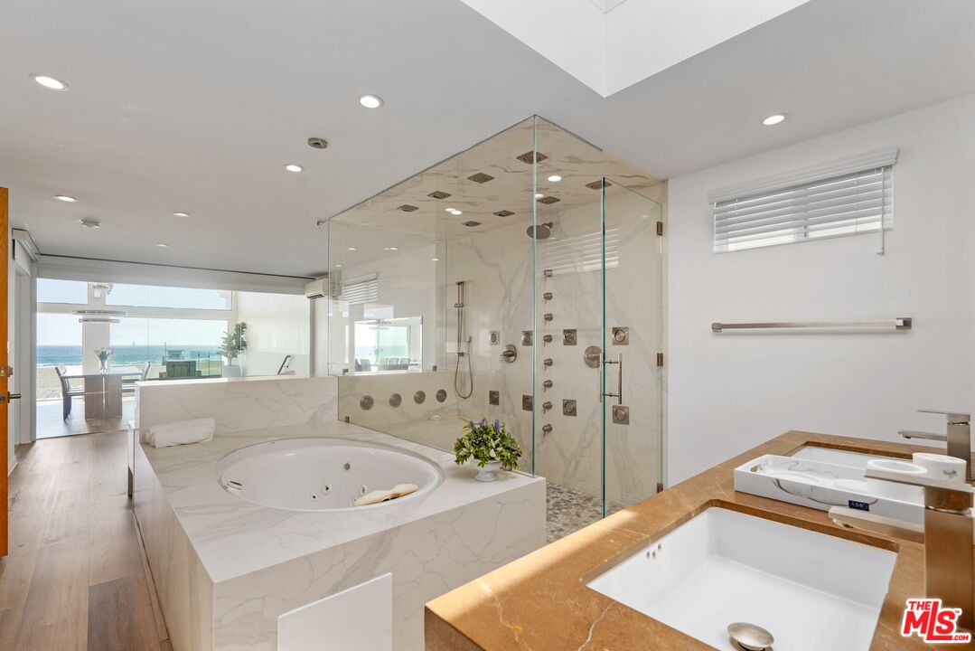 3806 Ocean Front Walk Unit: 2