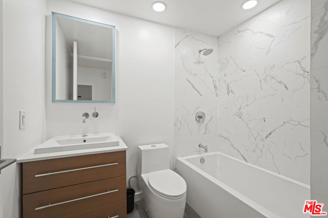 6 Voyage St Unit: 108