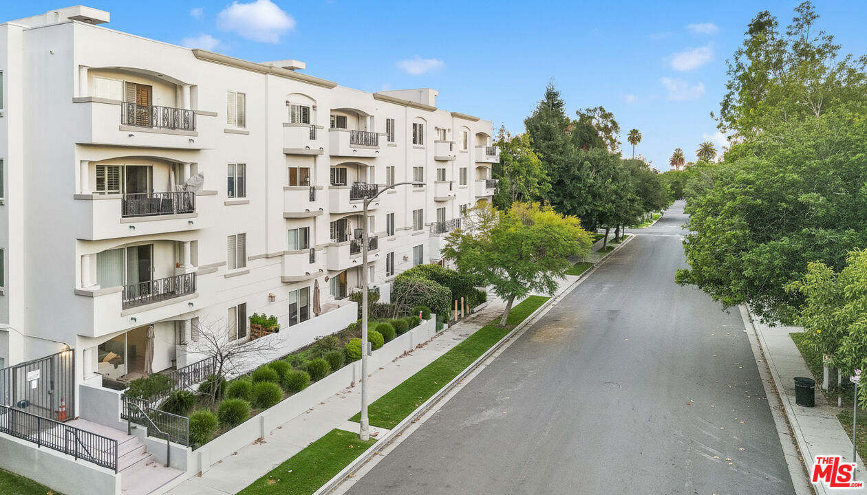 1878 Greenfield Ave Unit: 104