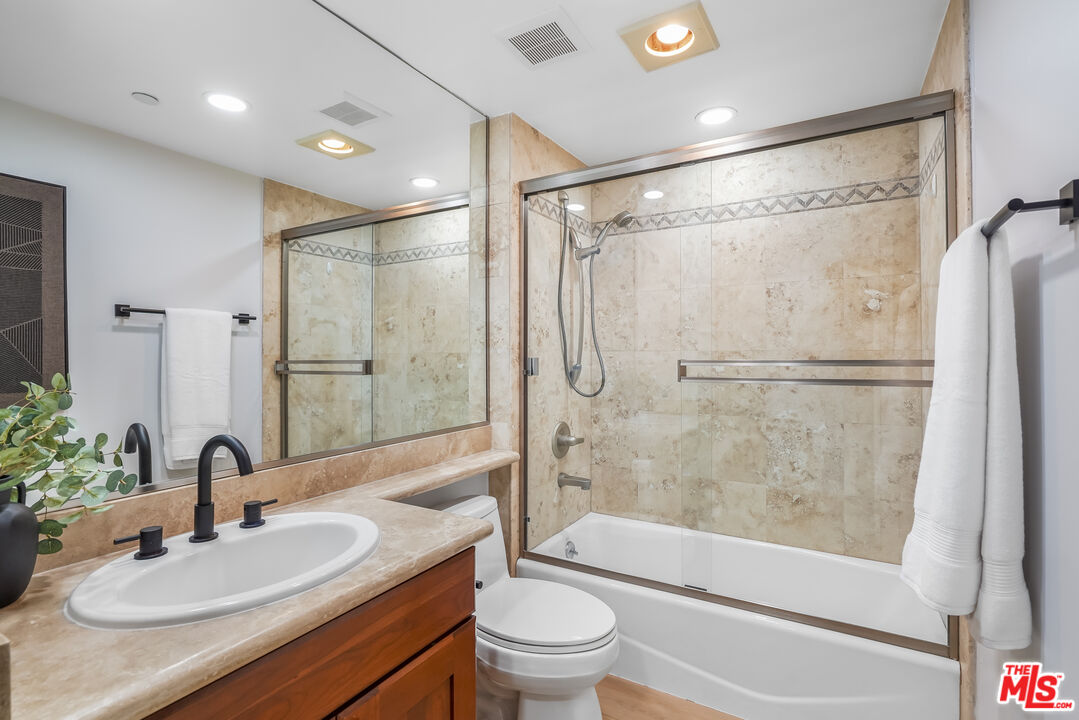 1878 Greenfield Ave Unit: 104