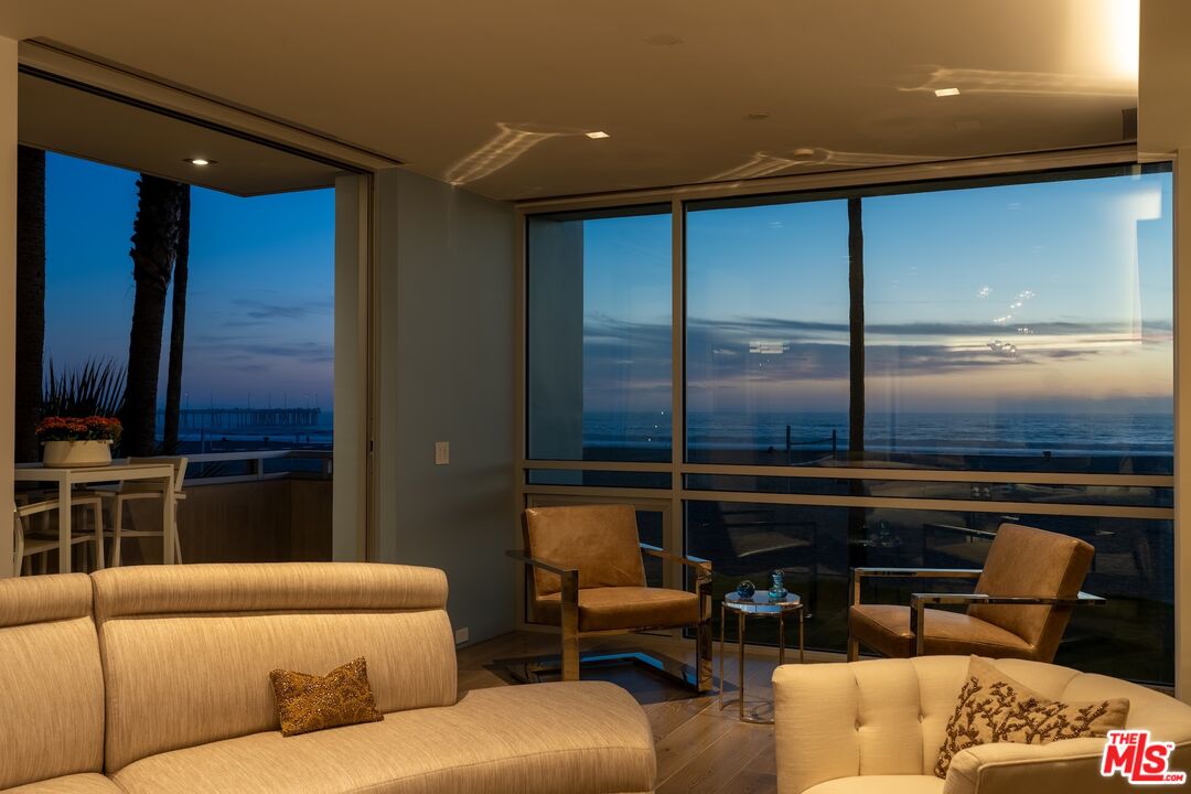 2505 Ocean Front Walk