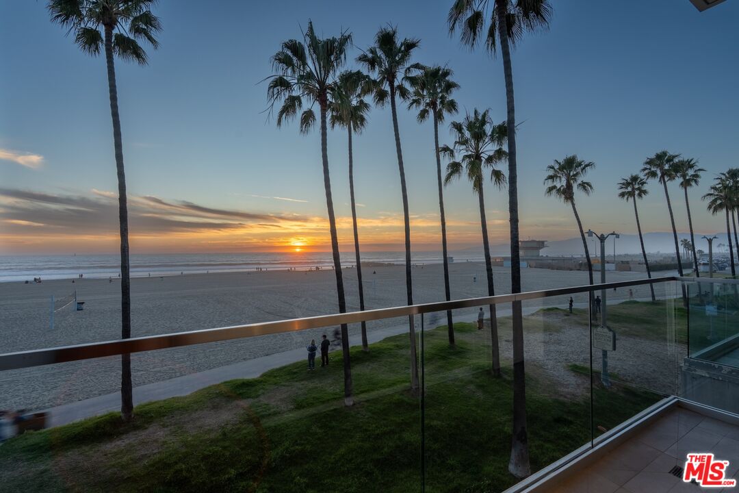 2505 Ocean Front Walk