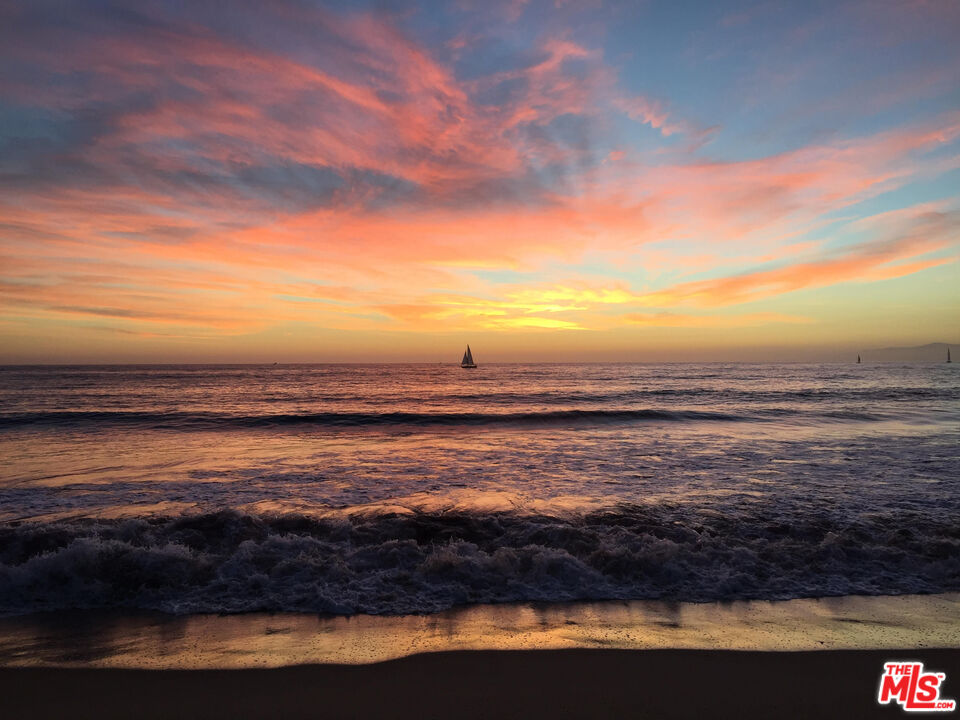 2505 Ocean Front Walk