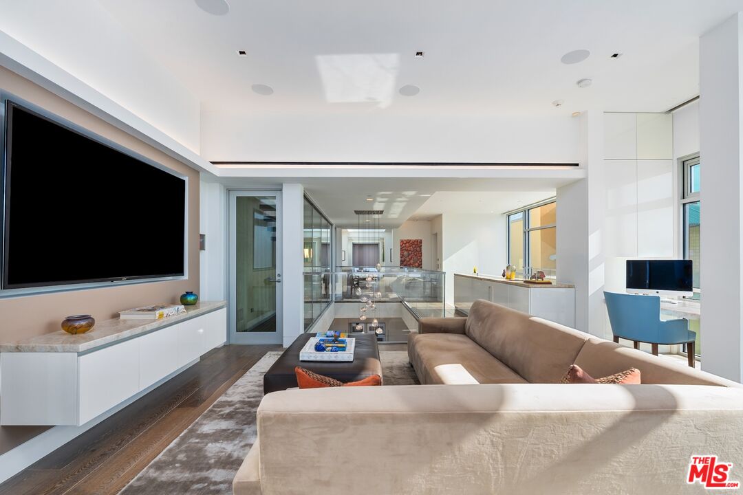 2505 Ocean Front Walk