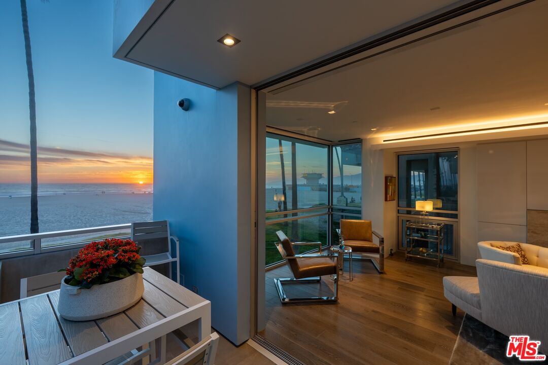 2505 Ocean Front Walk