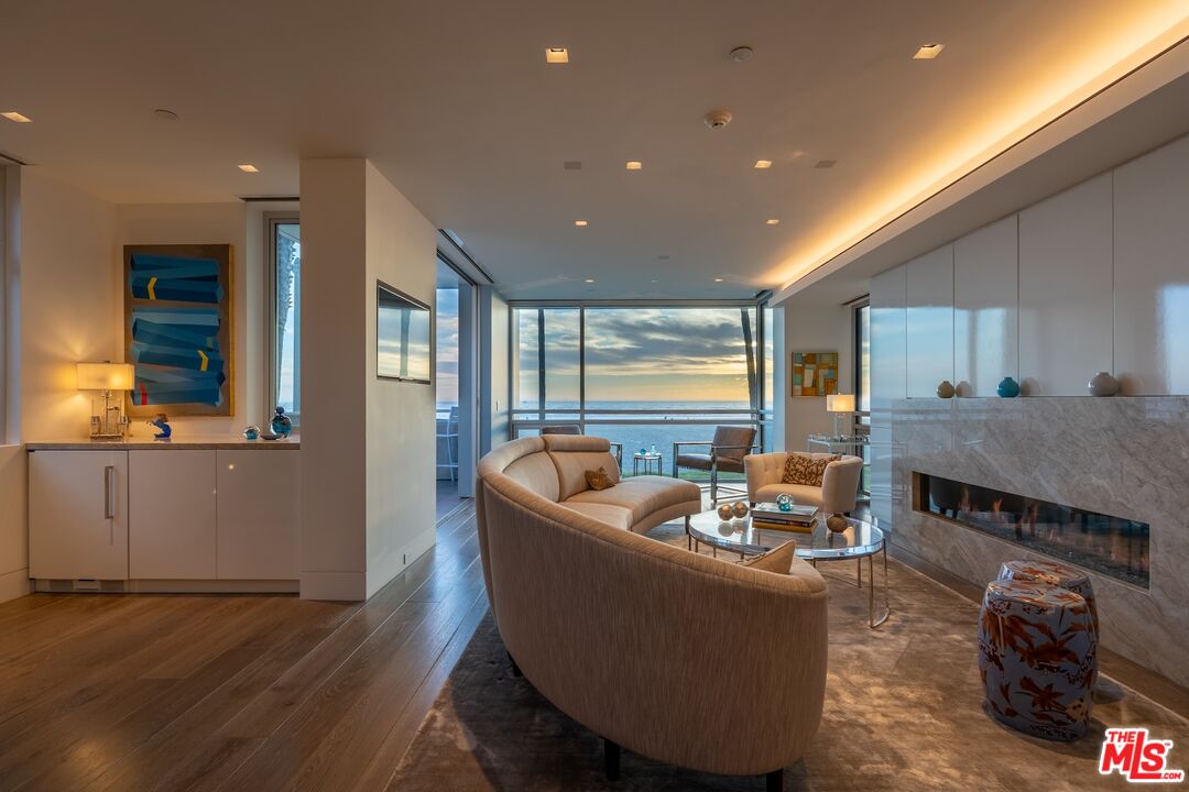 2505 Ocean Front Walk