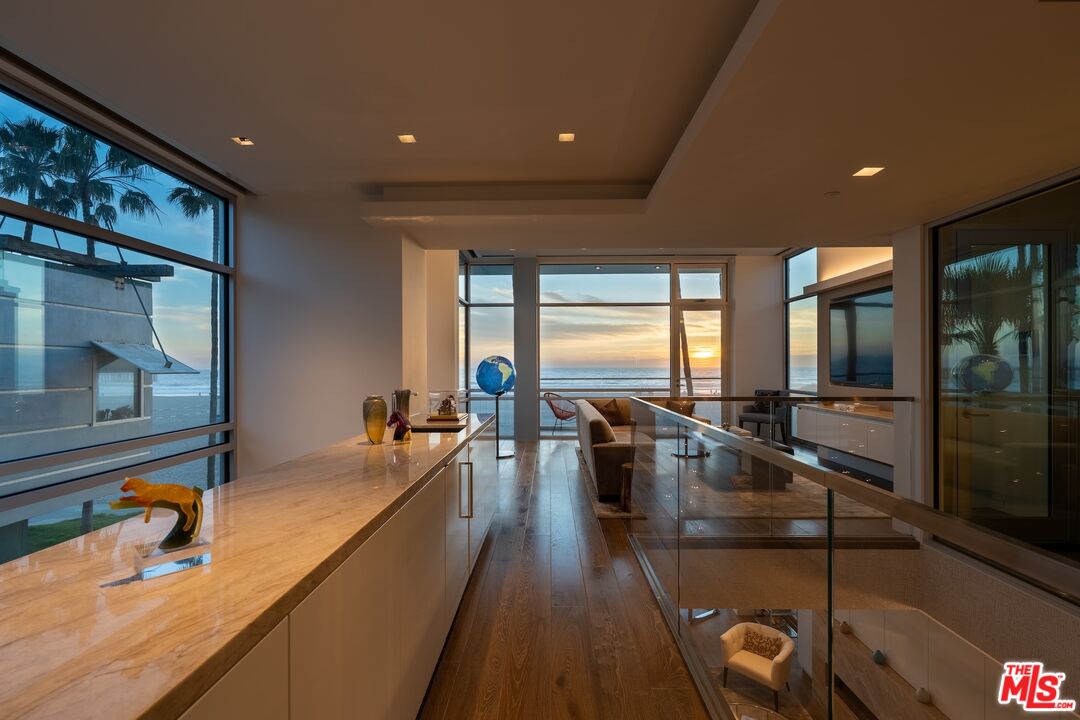 2505 Ocean Front Walk