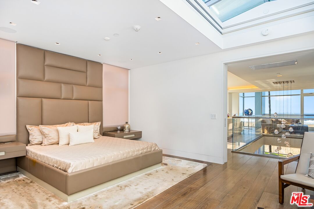 2505 Ocean Front Walk