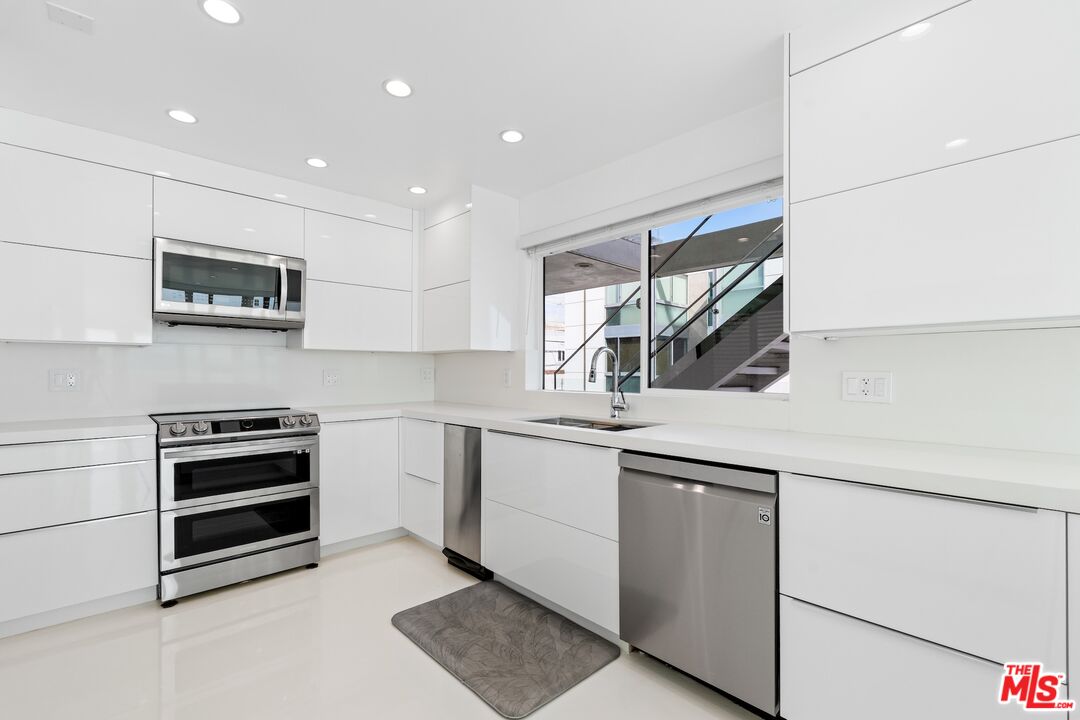 2419 Ocean Front Walk