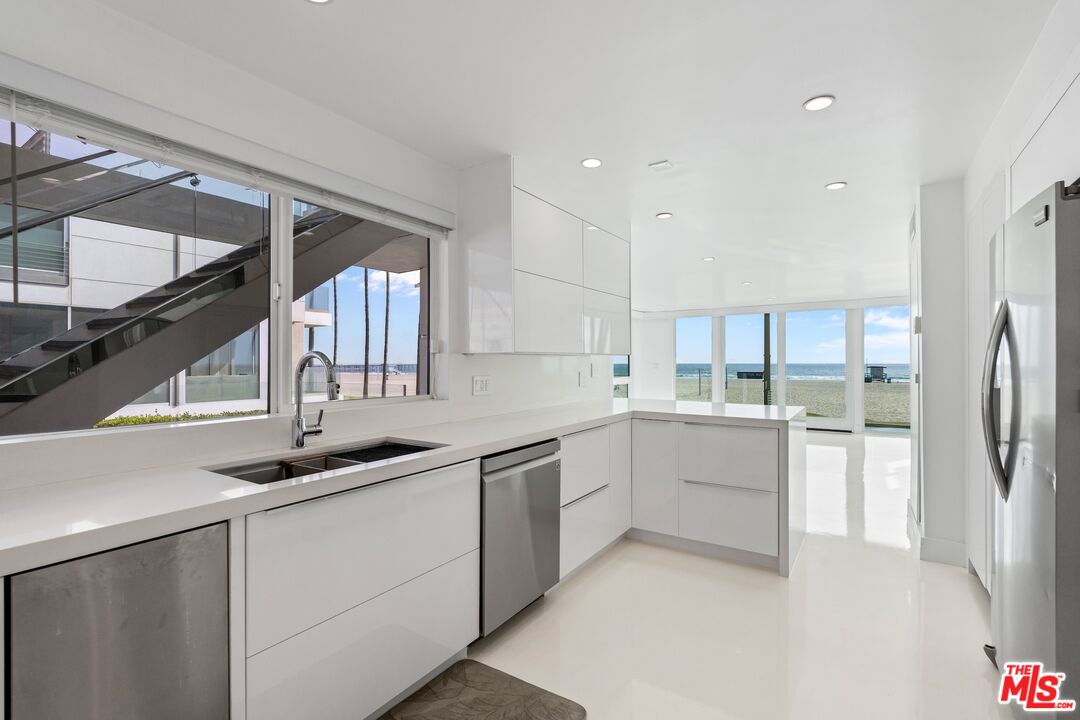 2419 Ocean Front Walk
