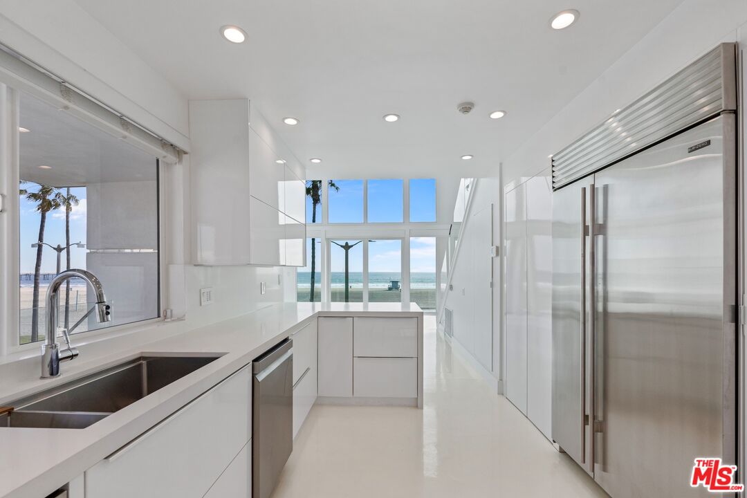 2419 Ocean Front Walk