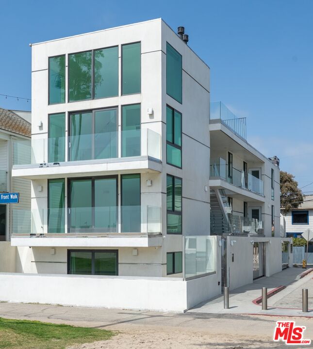 2419 Ocean Front Walk