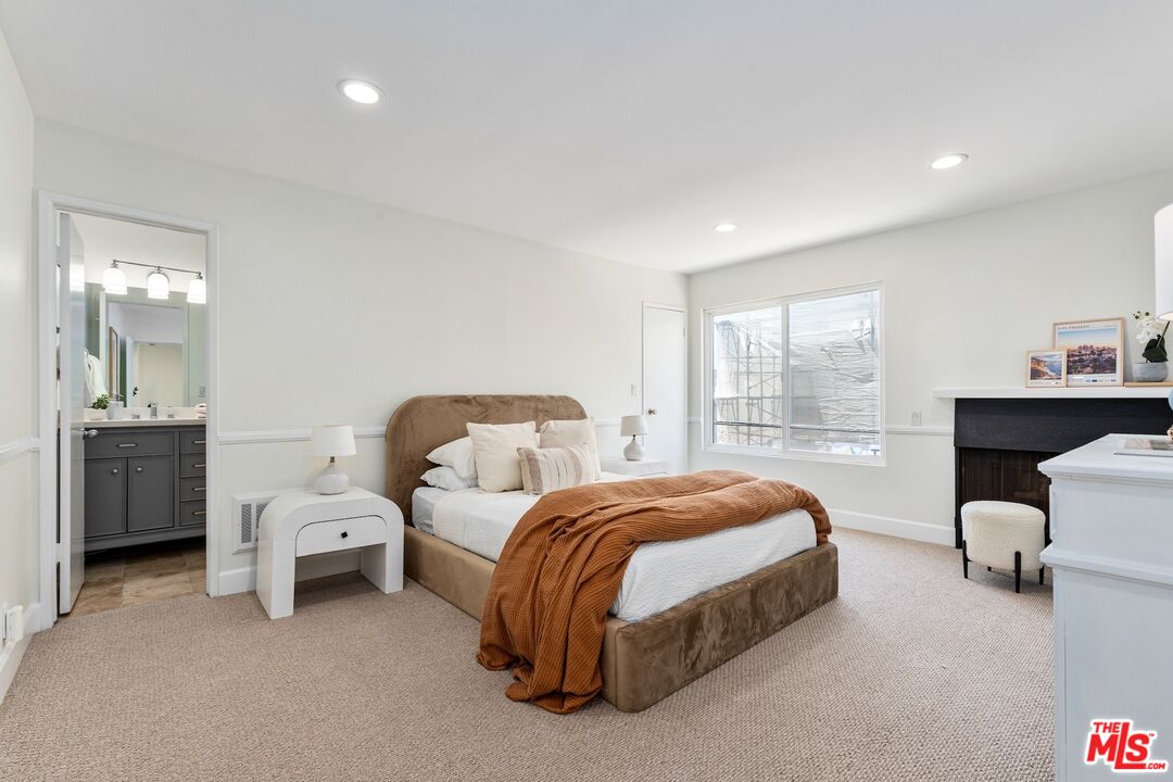 16 S Quarterdeck St Unit: 201
