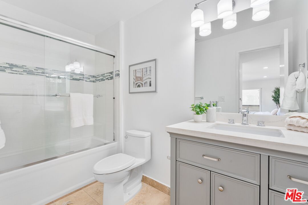 16 S Quarterdeck St Unit: 201