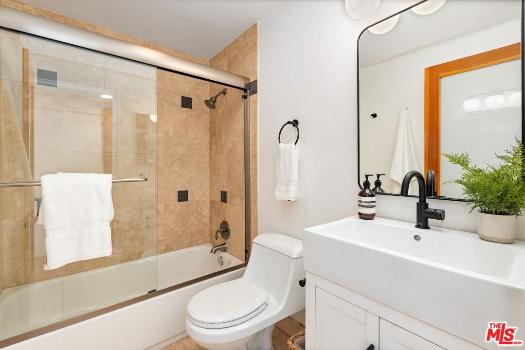 11 Mast St Unit: B