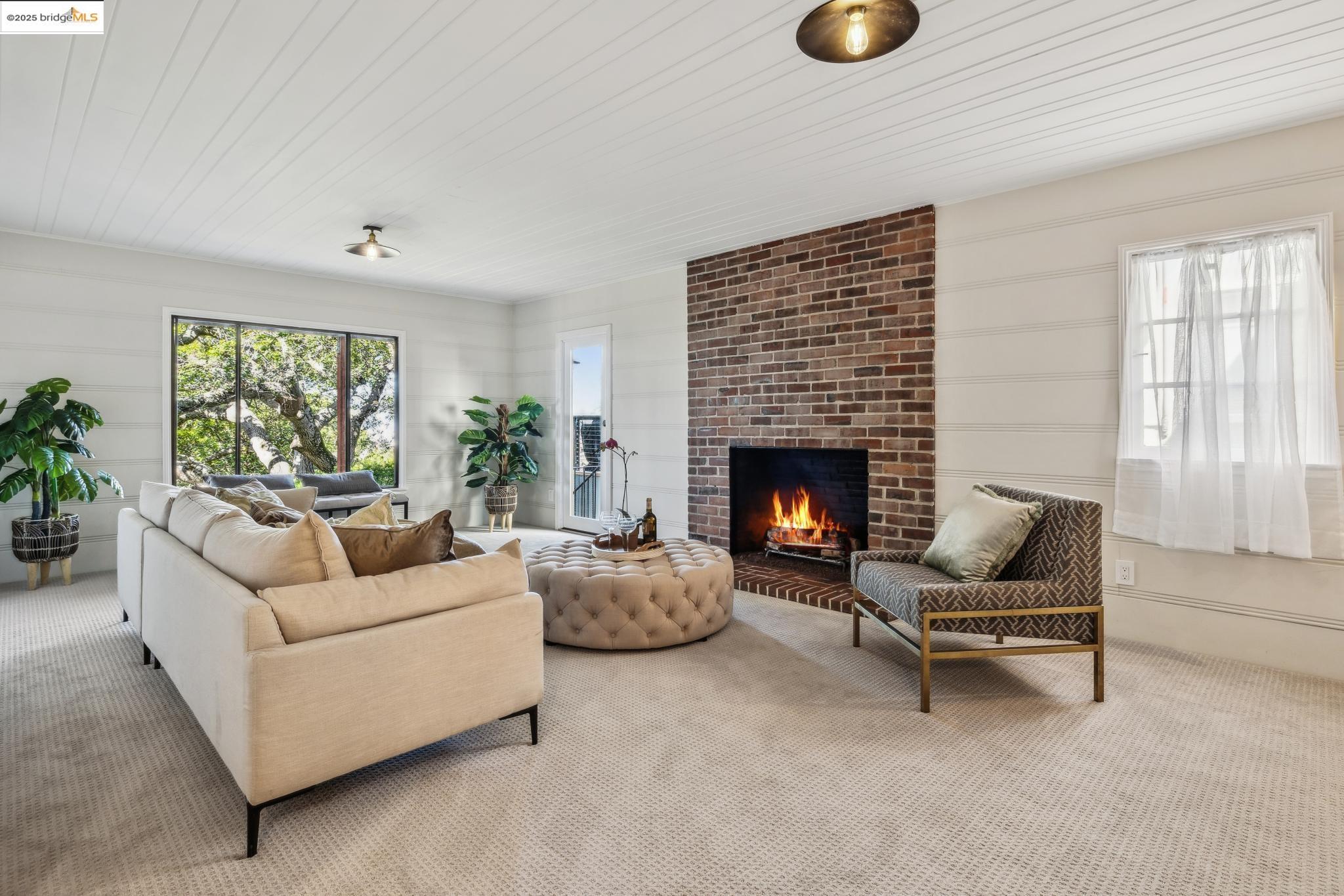 1963 Oakview Dr