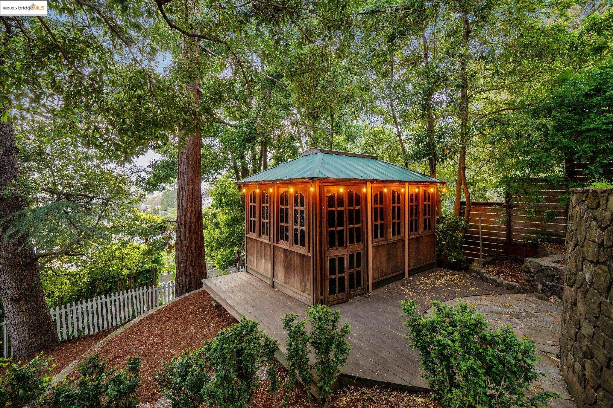 1963 Oakview Dr