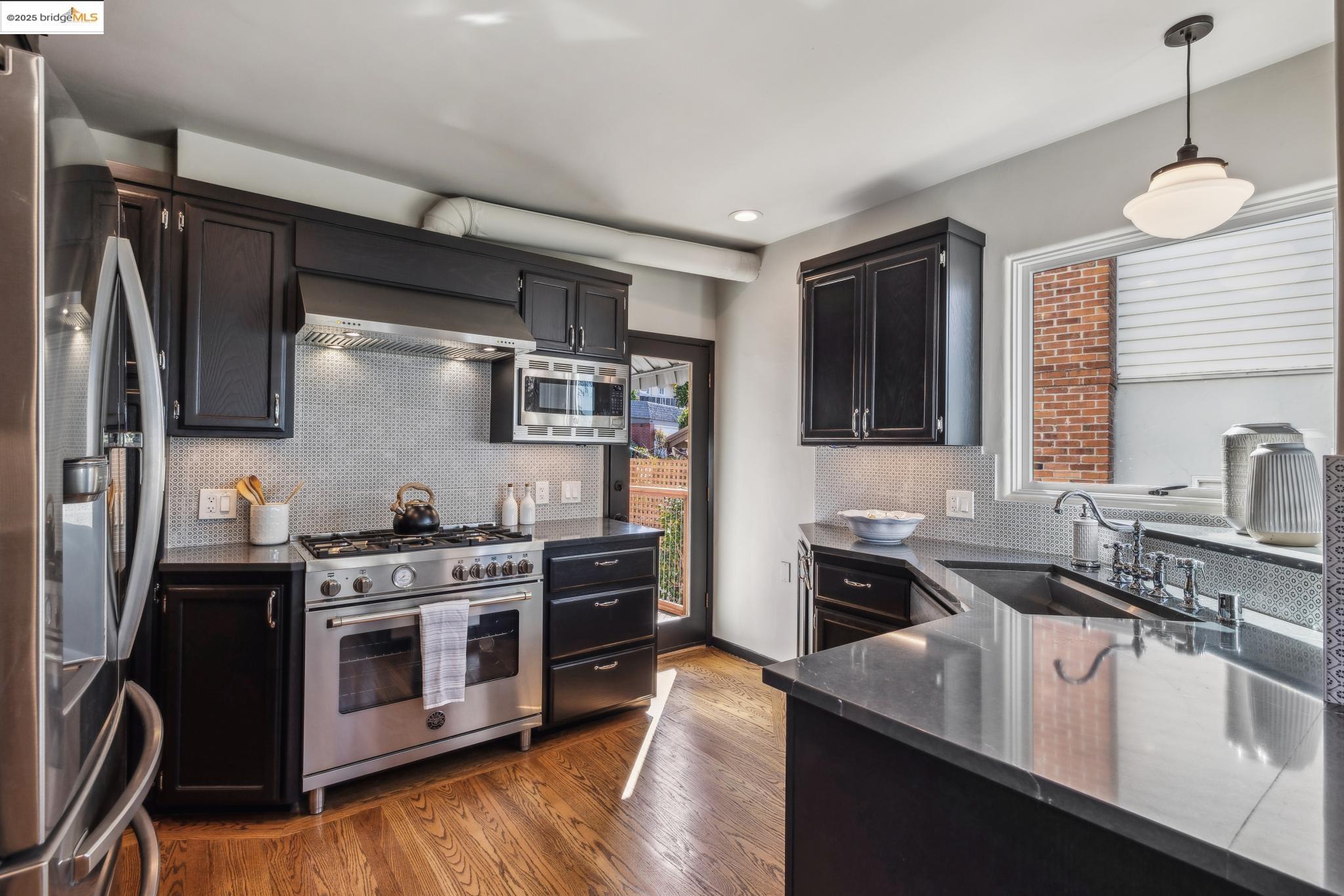 1963 Oakview Dr