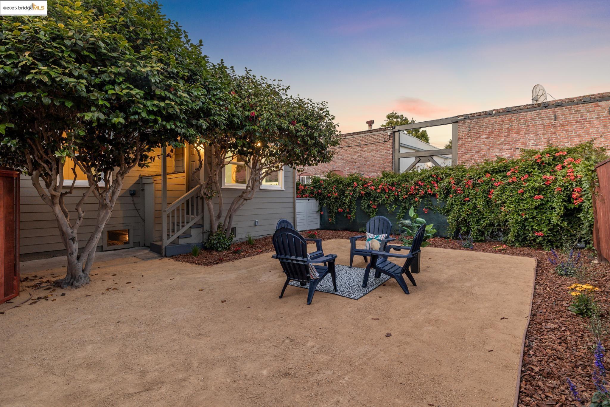 1092 Dwight Way