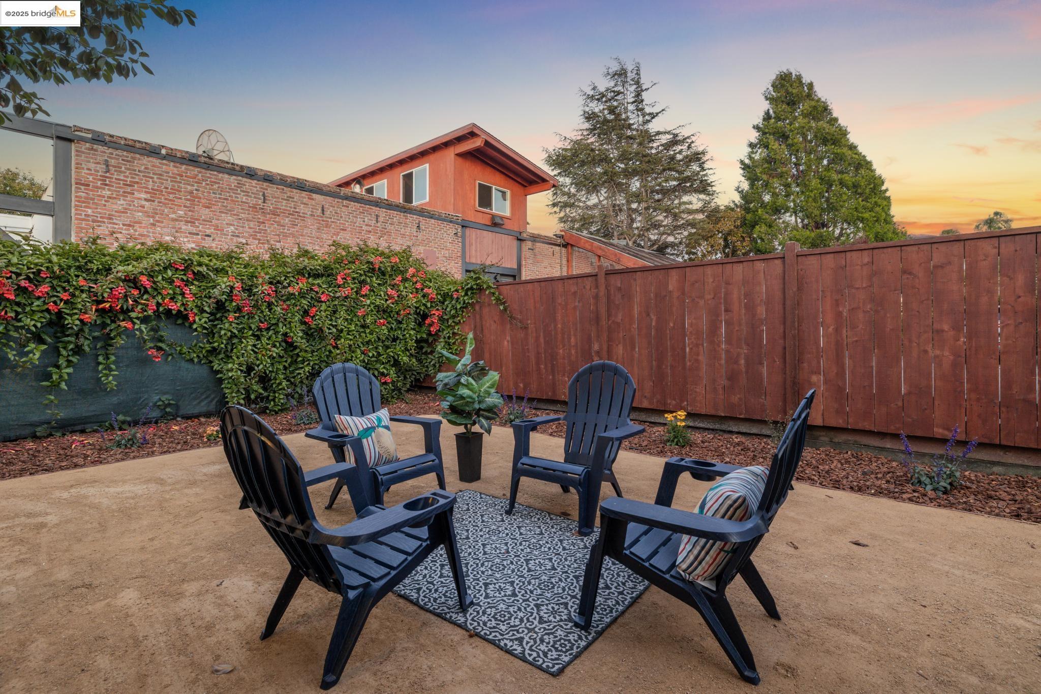 1092 Dwight Way