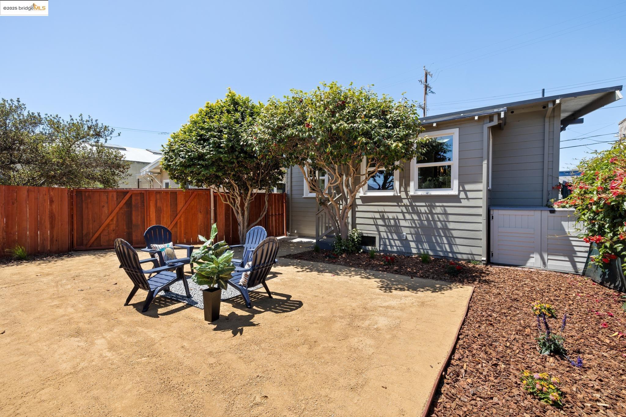 1092 Dwight Way