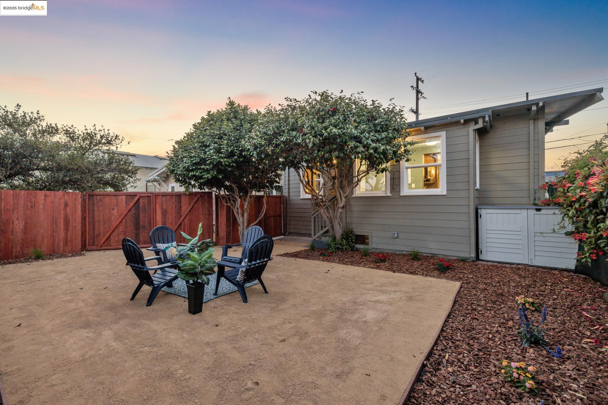 1092 Dwight Way
