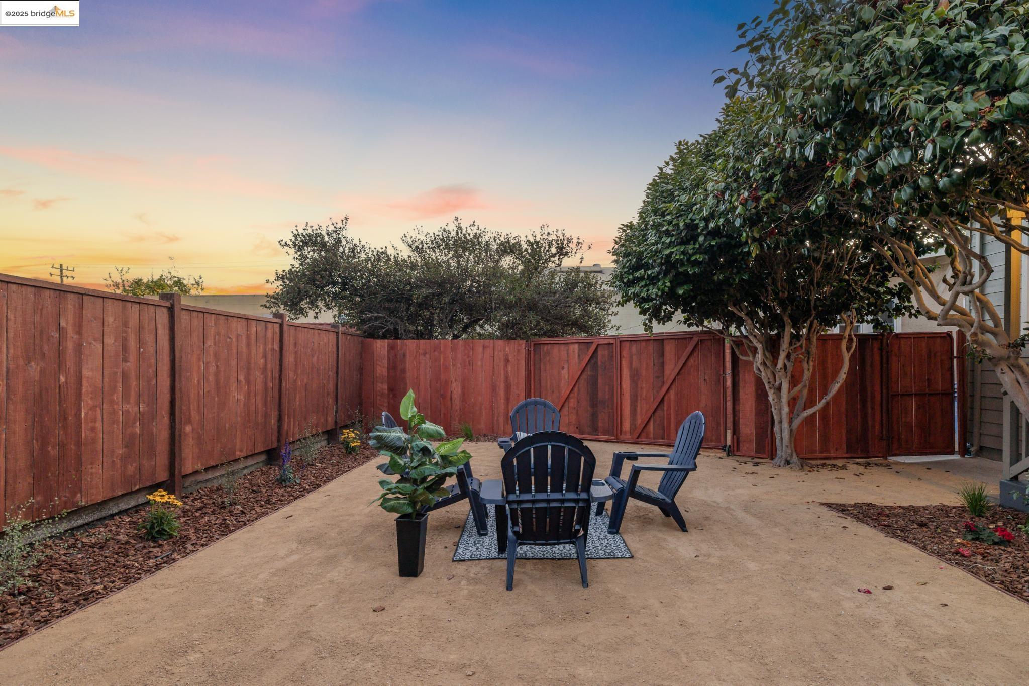 1092 Dwight Way
