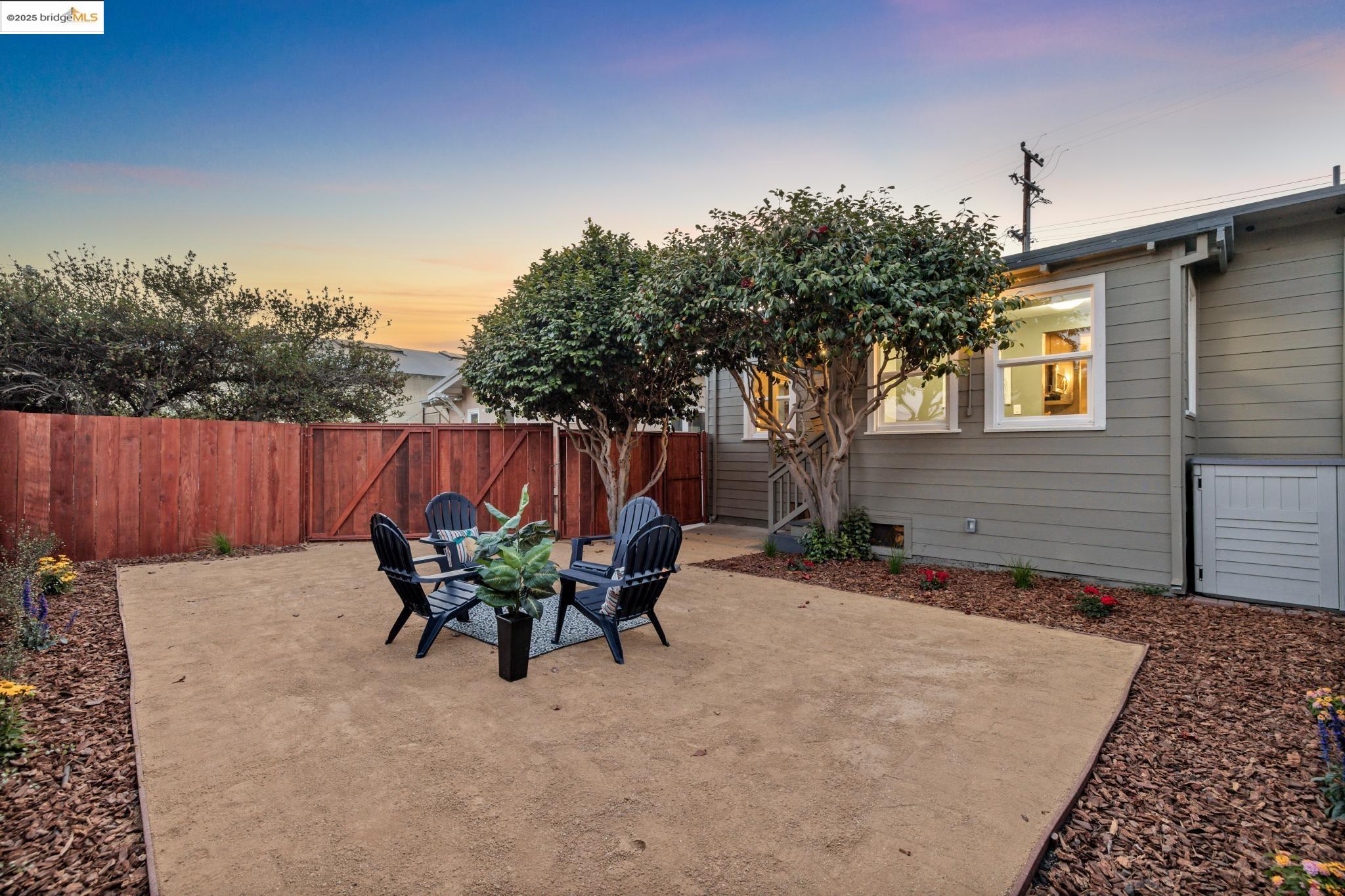 1092 Dwight Way
