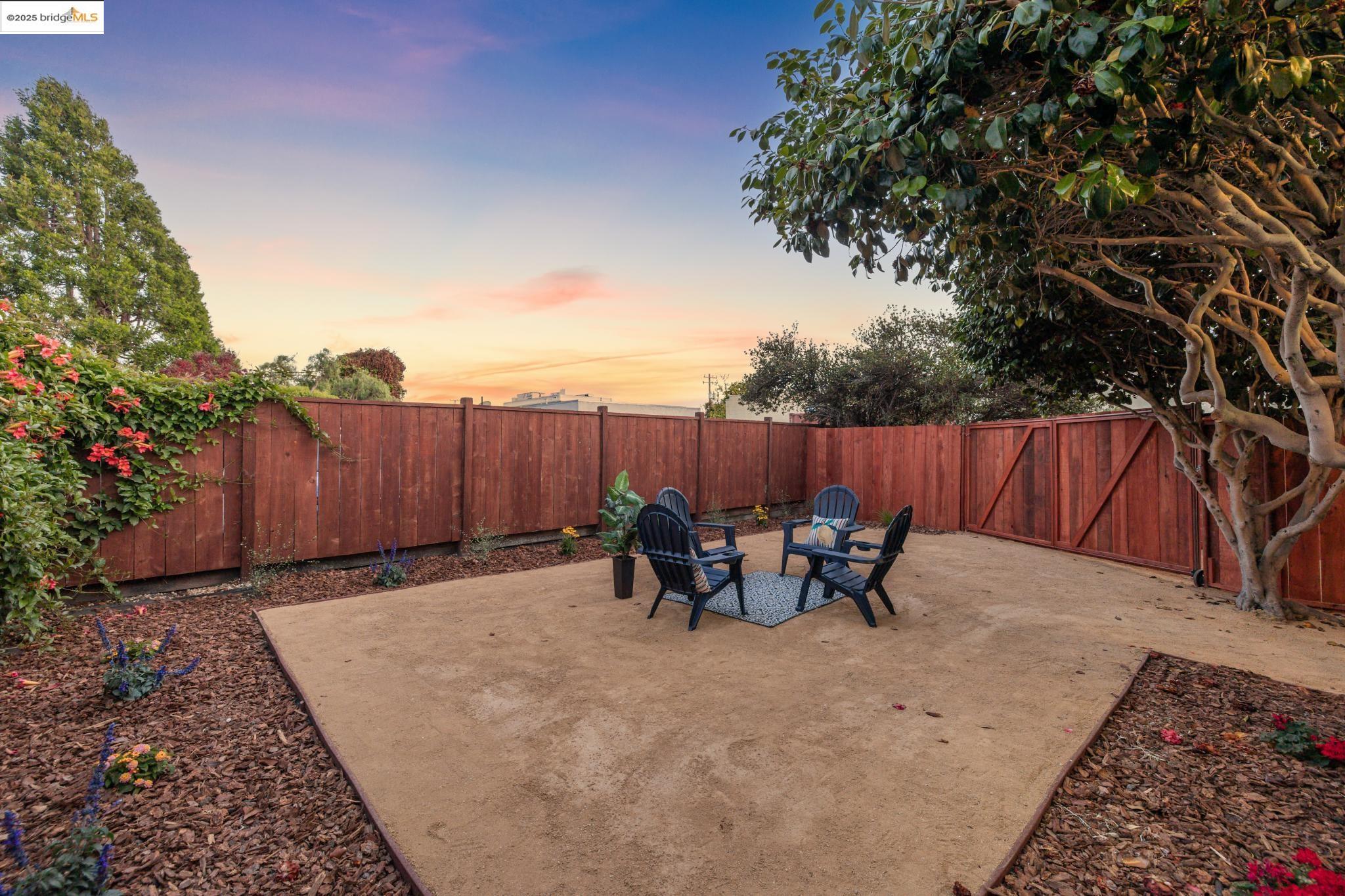 1092 Dwight Way