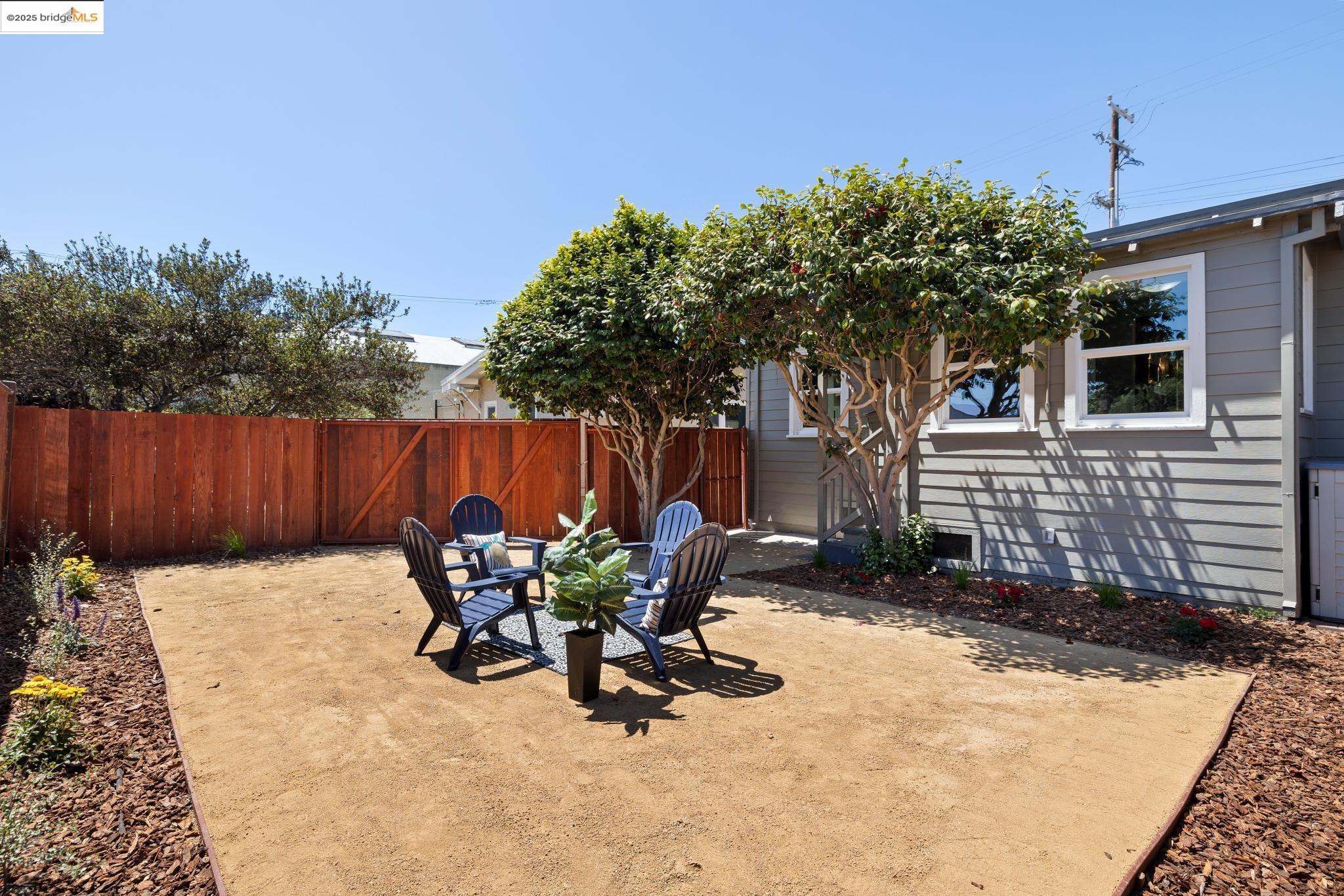 1092 Dwight Way