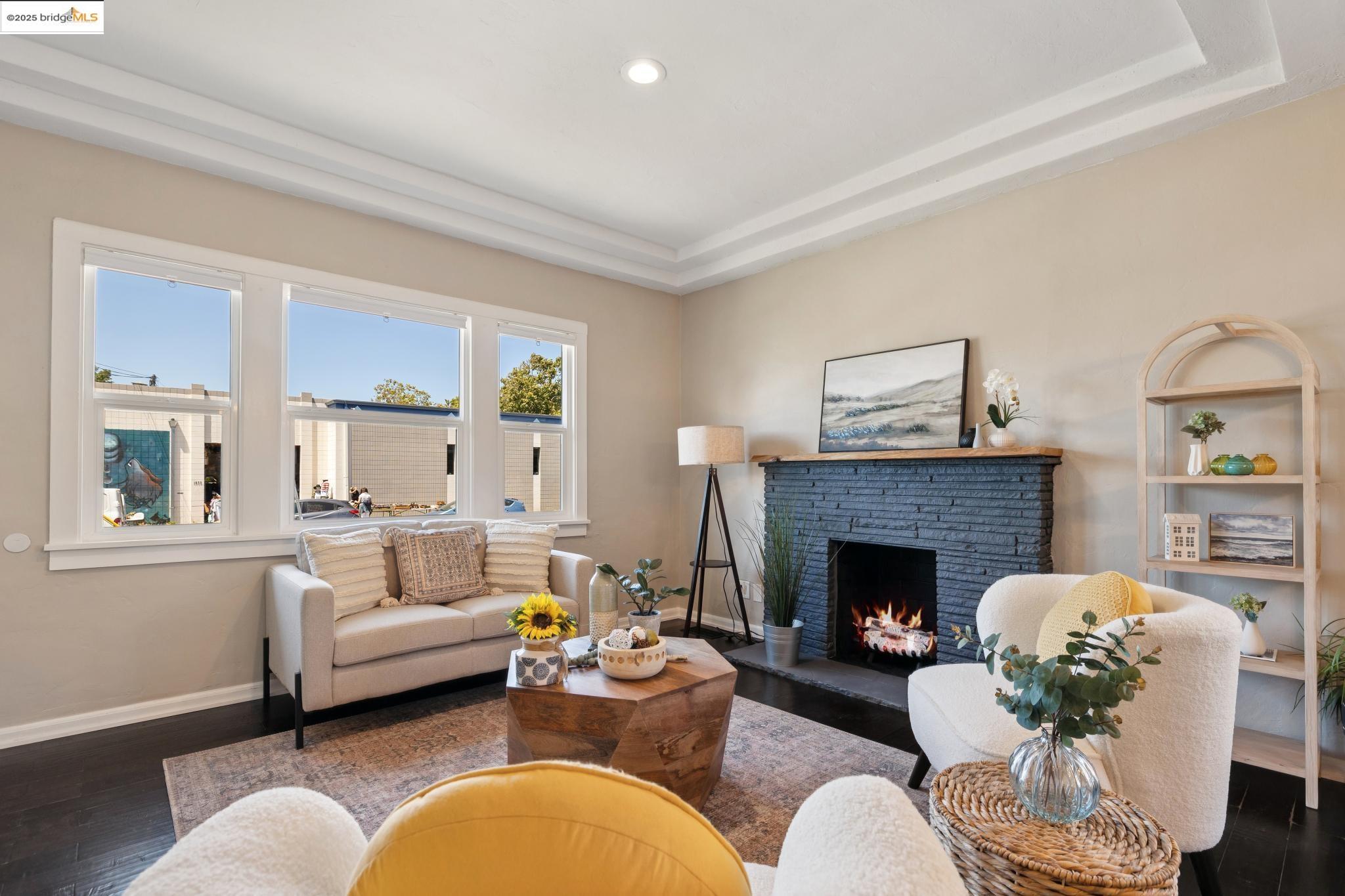 1092 Dwight Way